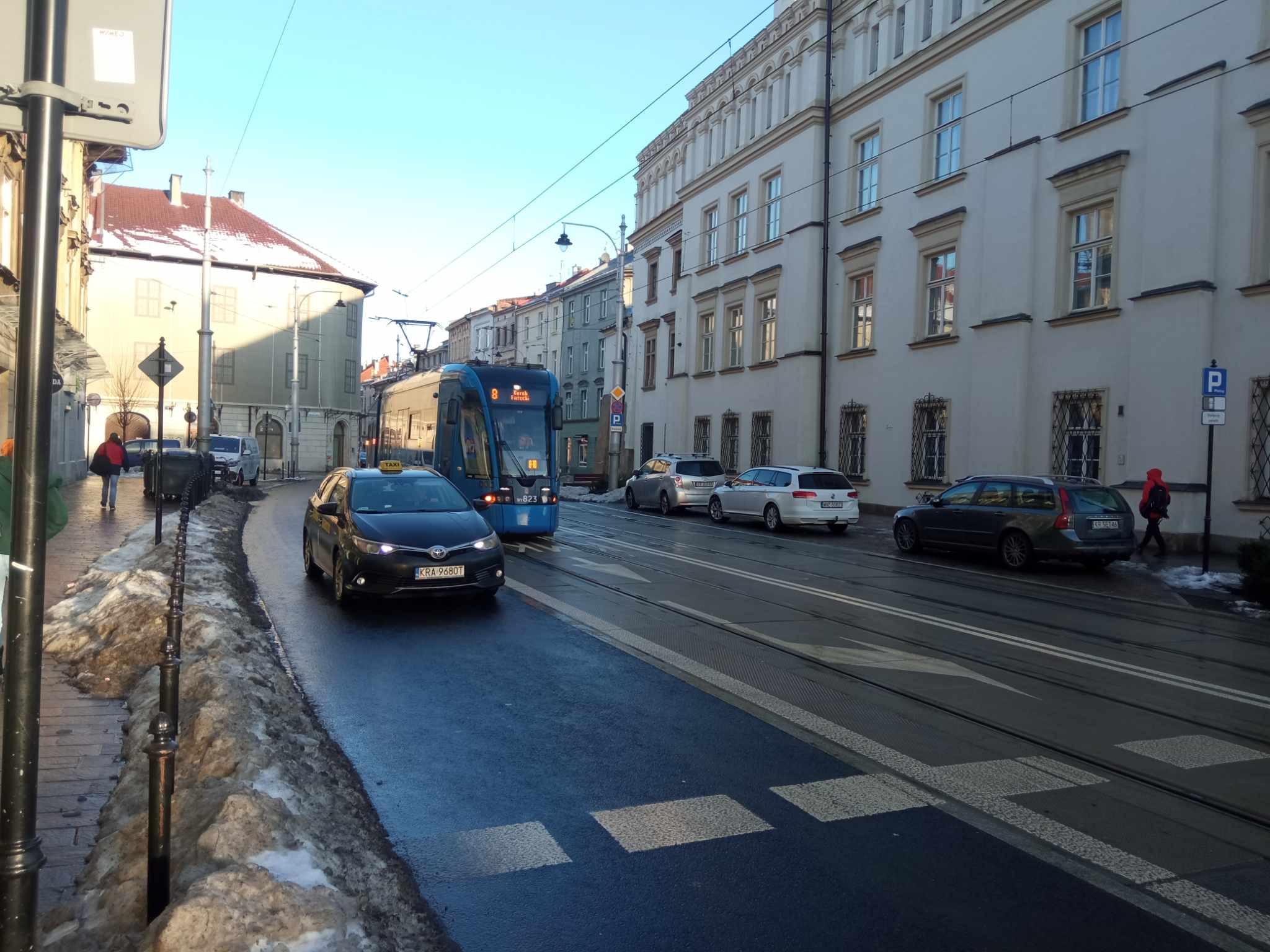 Na ul. Krakowskiej autobus wjechał na przystanek i z niego spadł (GALERIA)