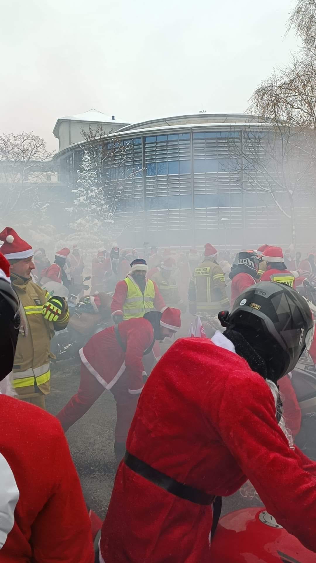 Nie patrząc na zaśnieżone ulice, MotoMikołaje przejechali przez ulice Krakowa (ZDJĘCIA)