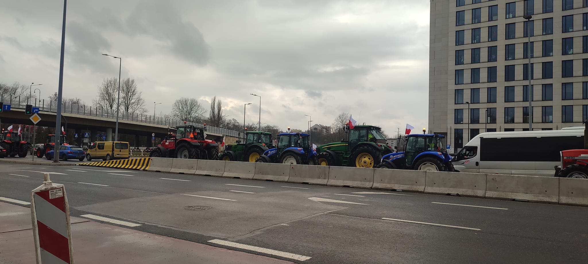 400 traktorów przejeżdża przez centrum Krakowa (ZDJĘCIA)