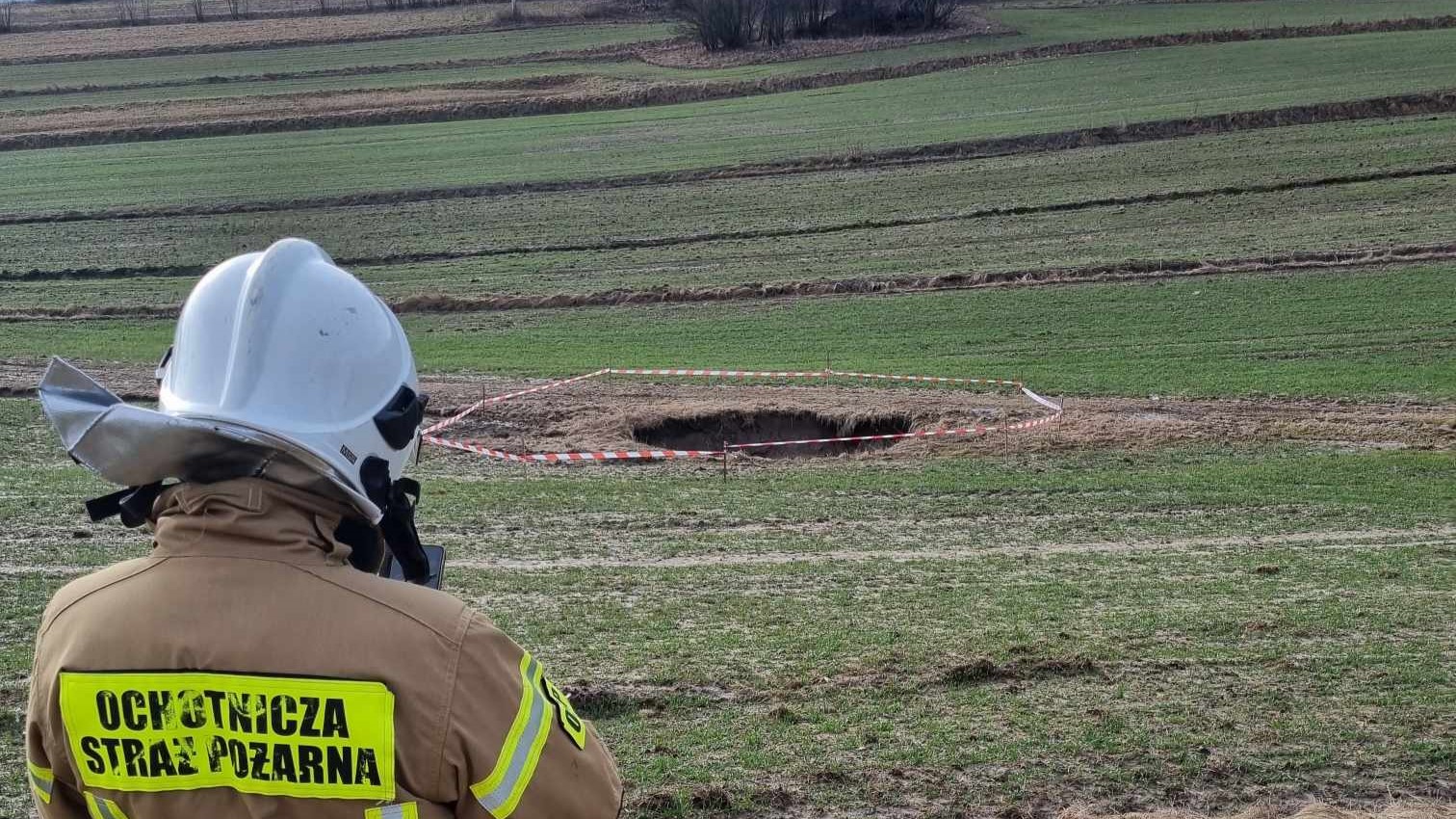 Zapadlisko pod Krakowem. Dziura ma już 5 metrów średnicy i 3 metry głębokości (ZDJĘCIE)