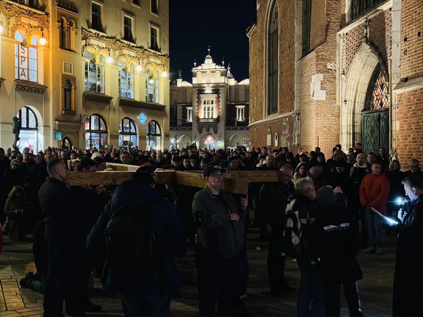 „Męska Droga Krzyżowa” przeszła ulicami Krakowa (ZDJĘCIA)