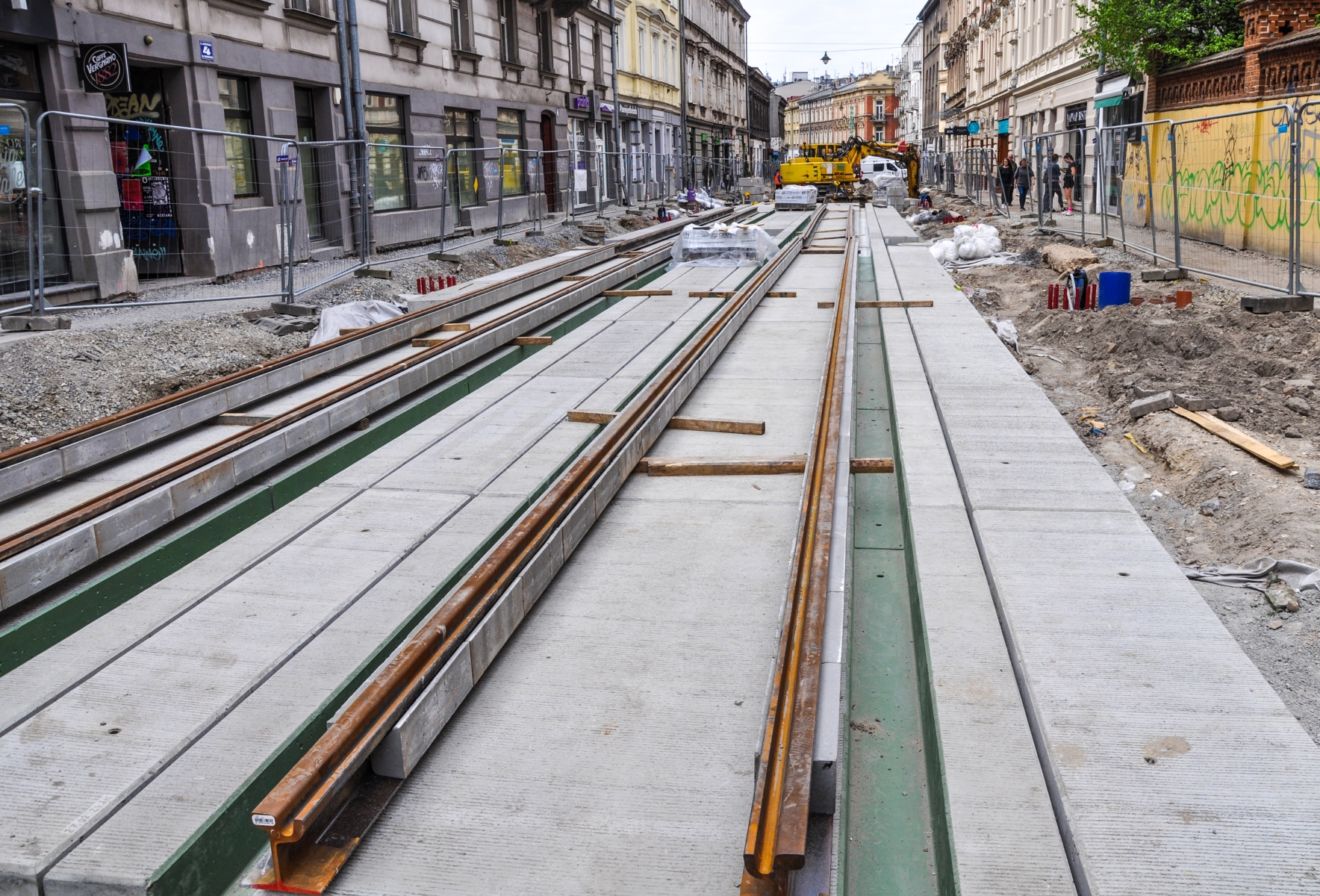 W sierpniu koniec prac na ul. Zwierzynieckiej i Kościuszki. Widać już nowe torowisko (ZDJĘCIA)