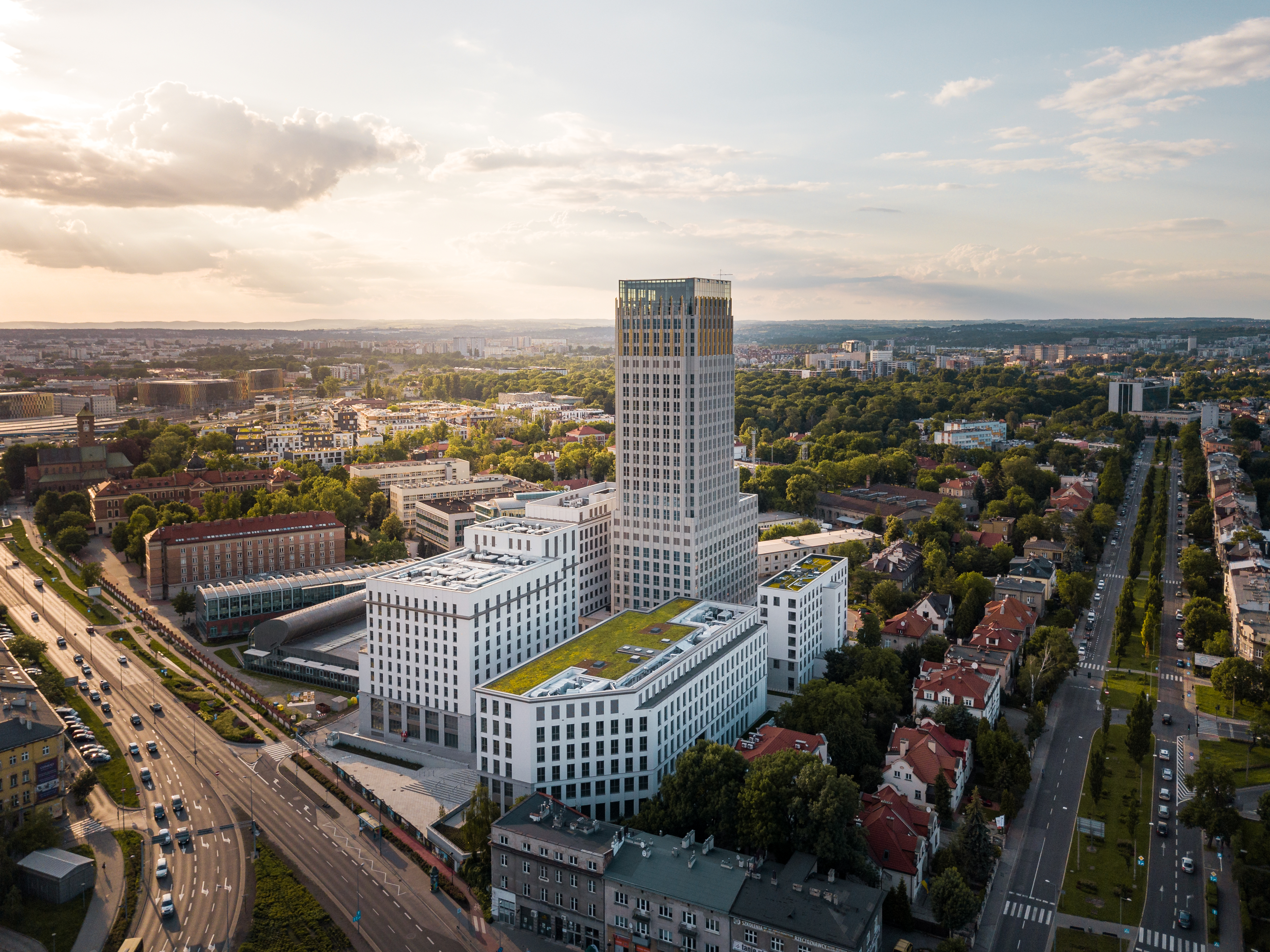 Pod koniec czerwca otwarcie hotelu w dawnym „szkieletorze” (WIZUALIZACJE)