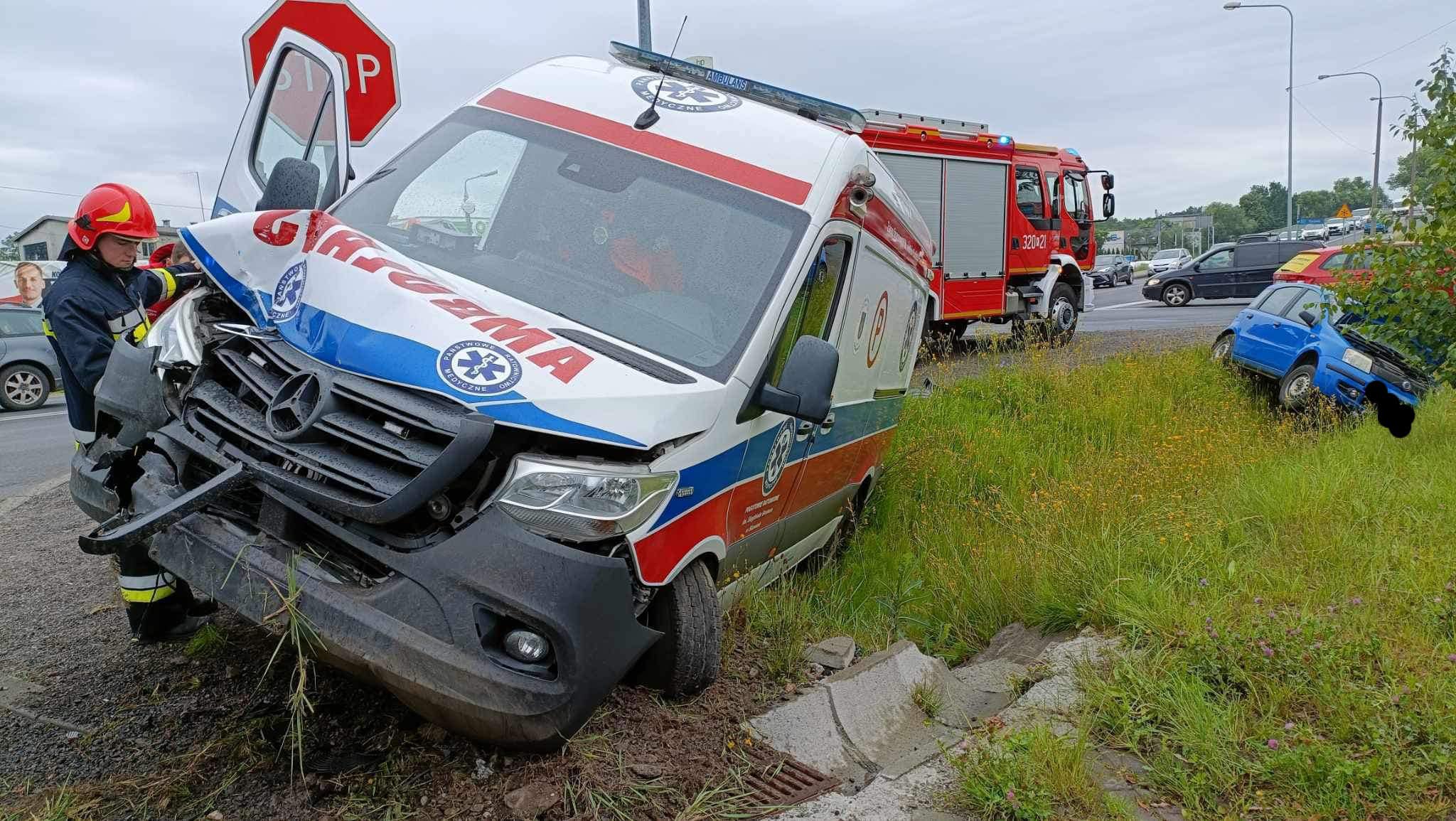 Wypadek karetki pod Krakowem (ZDJĘCIA)