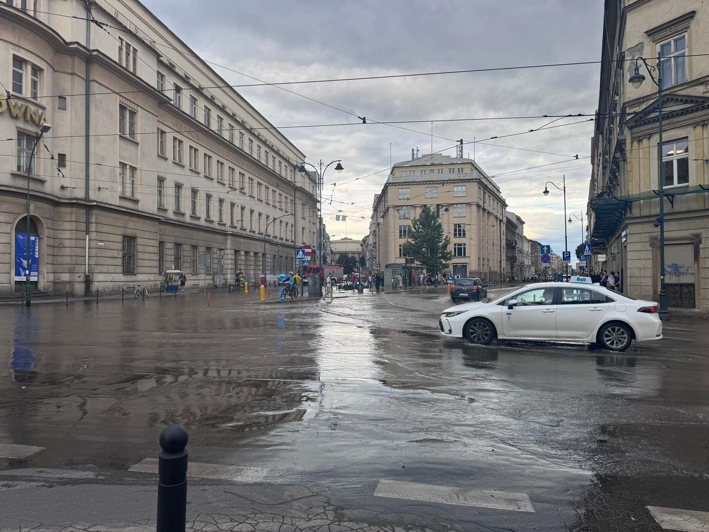 Skrzyżowanie pod Pocztą Główną pod wodą. Utrudnienia w ruchu potrwają do północy (ZDJĘCIA)