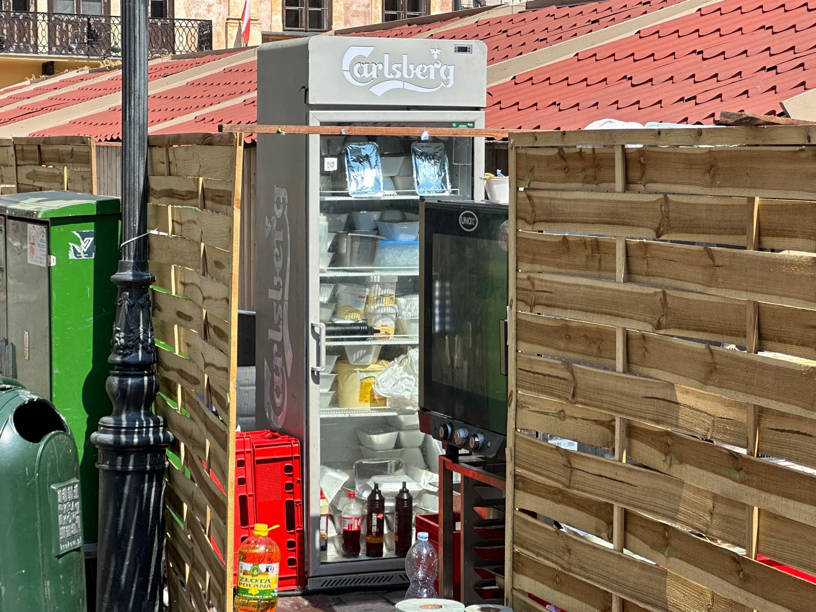 Skandal na Festiwalu Pierogów. Lodówki w pełnym słońcu, jedzenie trzymane obok śmietników, tłuszcz wylewany do studzienek (ZDJĘCIA)