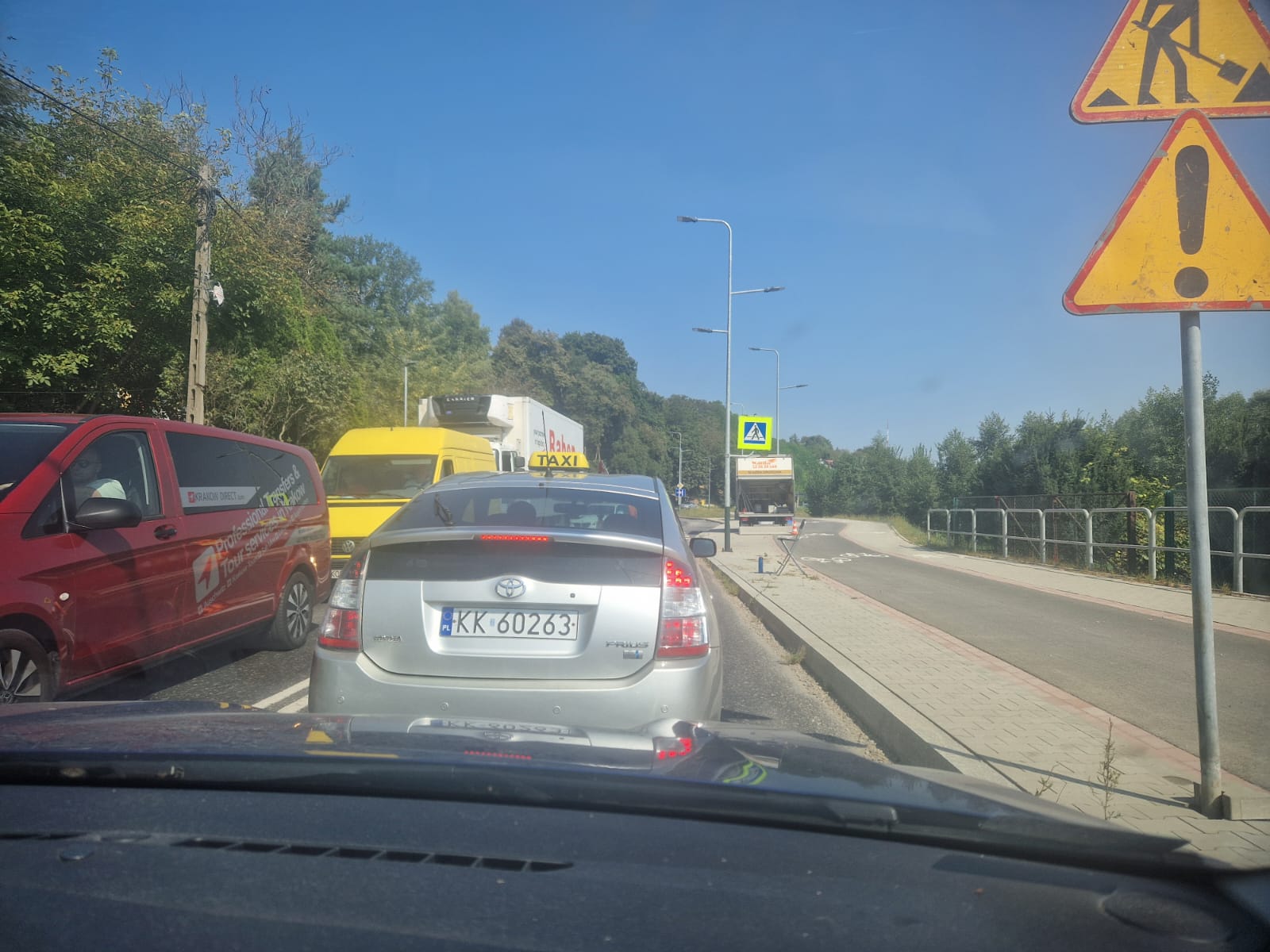 Budowa stu metrów chodnika paraliżuje ruch na Zwierzyńcu (ZDJĘCIA)