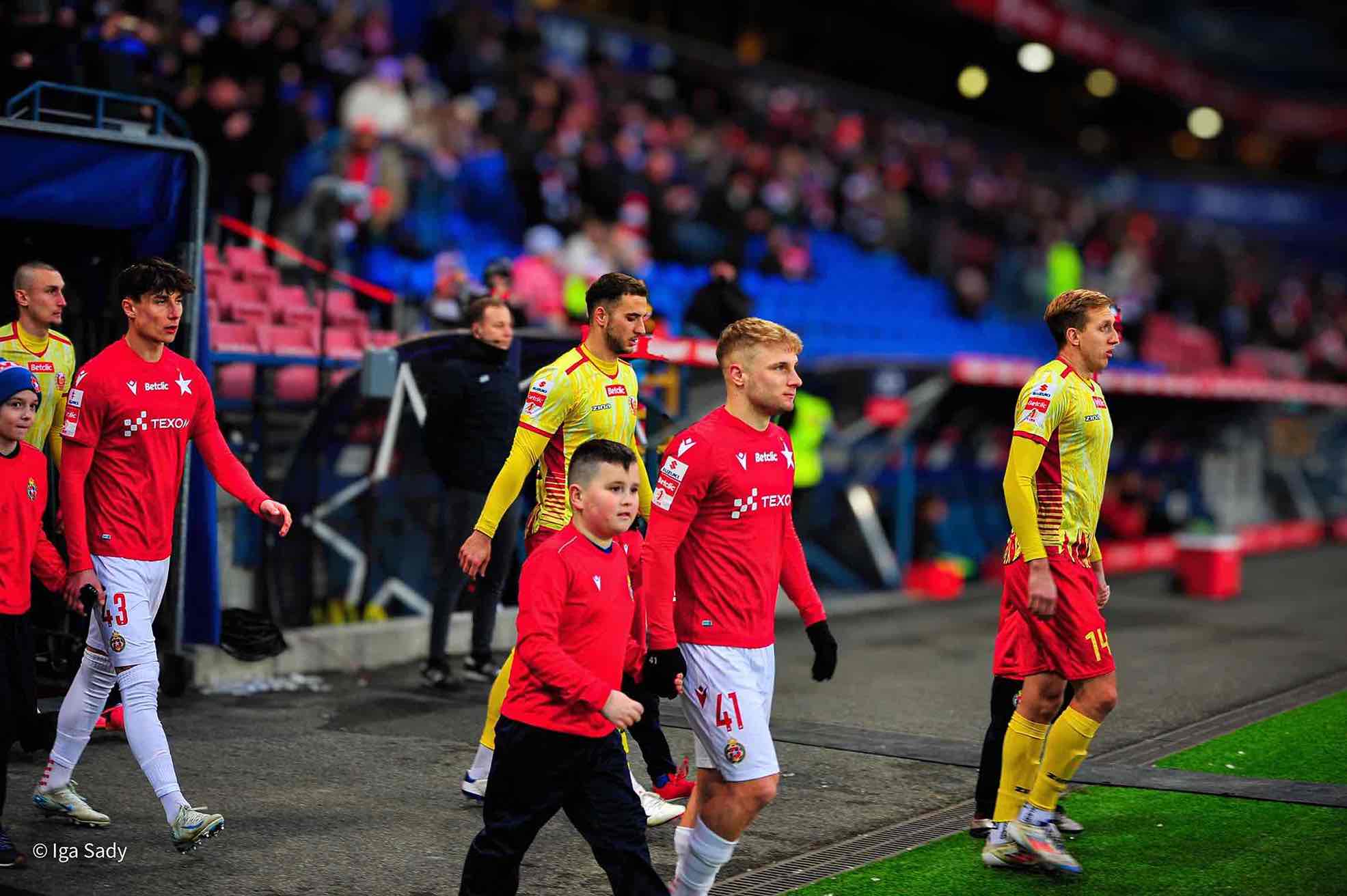 „Za co my płacimy?” Wisła Kraków upokorzona, kibice wściekli, inwestorzy obserwują (ZDJĘCIA)