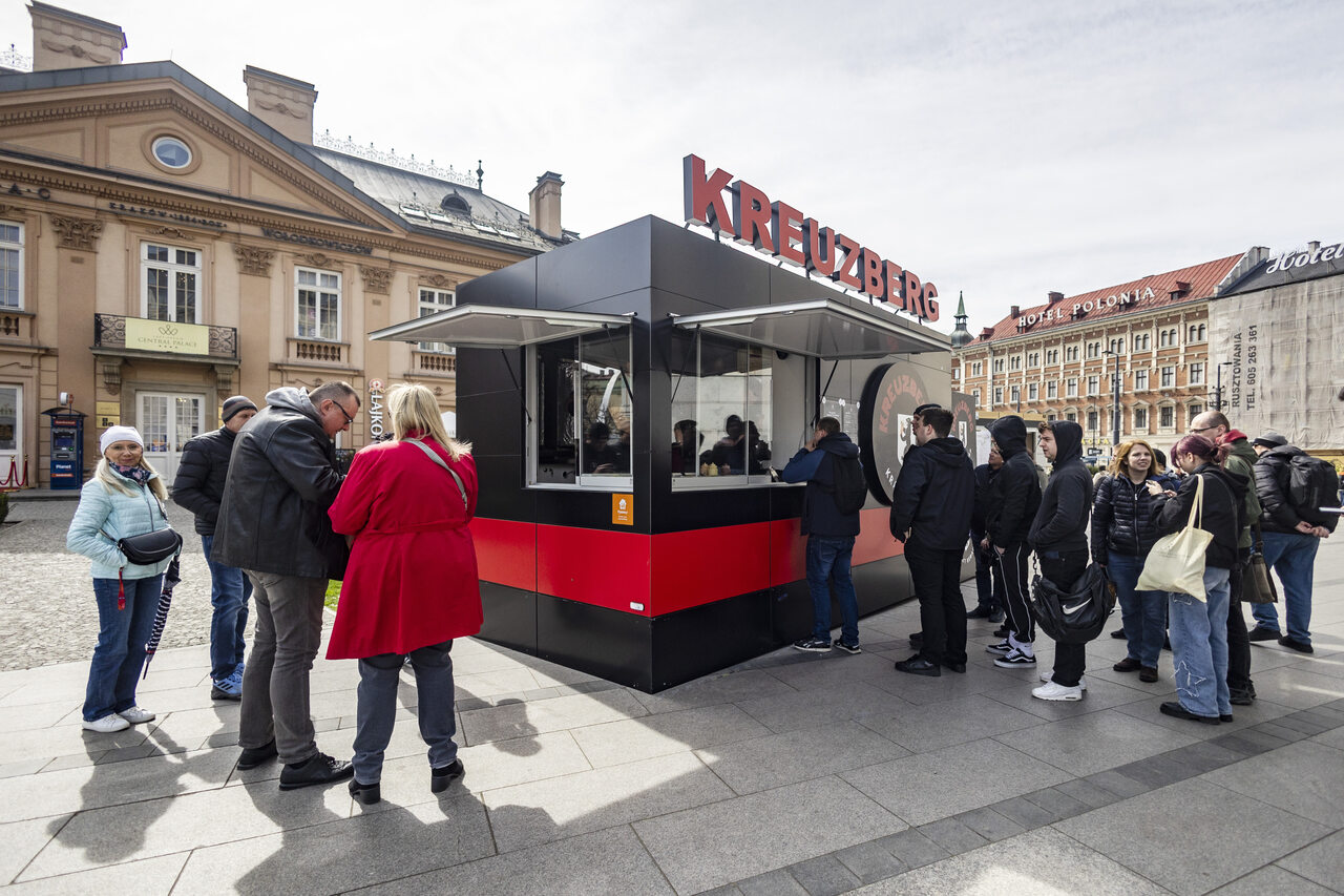 Kebab zamiast krajobrazu. Budka Filipa Chajzera zasłoniła Pałac Wołodkowiczów (ZDJĘCIA)