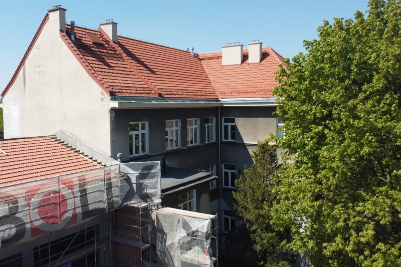 Trwa rozbudowa Szkoły Podstawowej przy ul. Sucharskiego. Nowy budynek, sala gimnastyczna i miejsce dla 440 uczniów do 2026 roku (ZDJĘCIA)