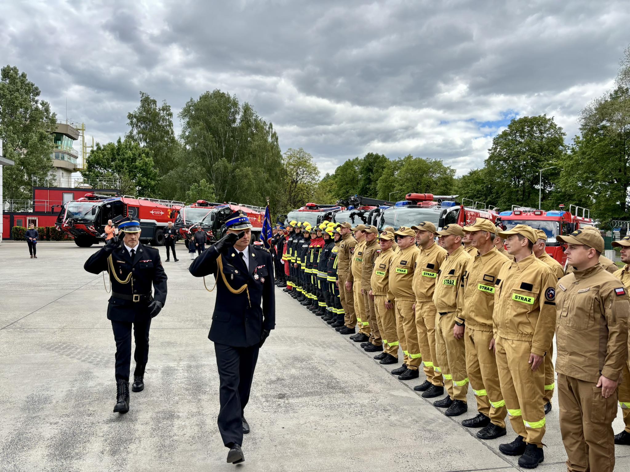 Nowe wozy i medale. Strażacy z Kraków Airport świętowali swój dzień (ZDJĘCIA)