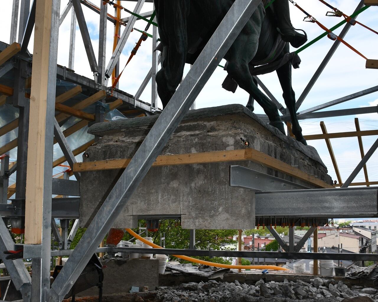 Zaskakujące znalezisko w cokole pomnika Kościuszki na Wawelu (ZDJĘCIA)