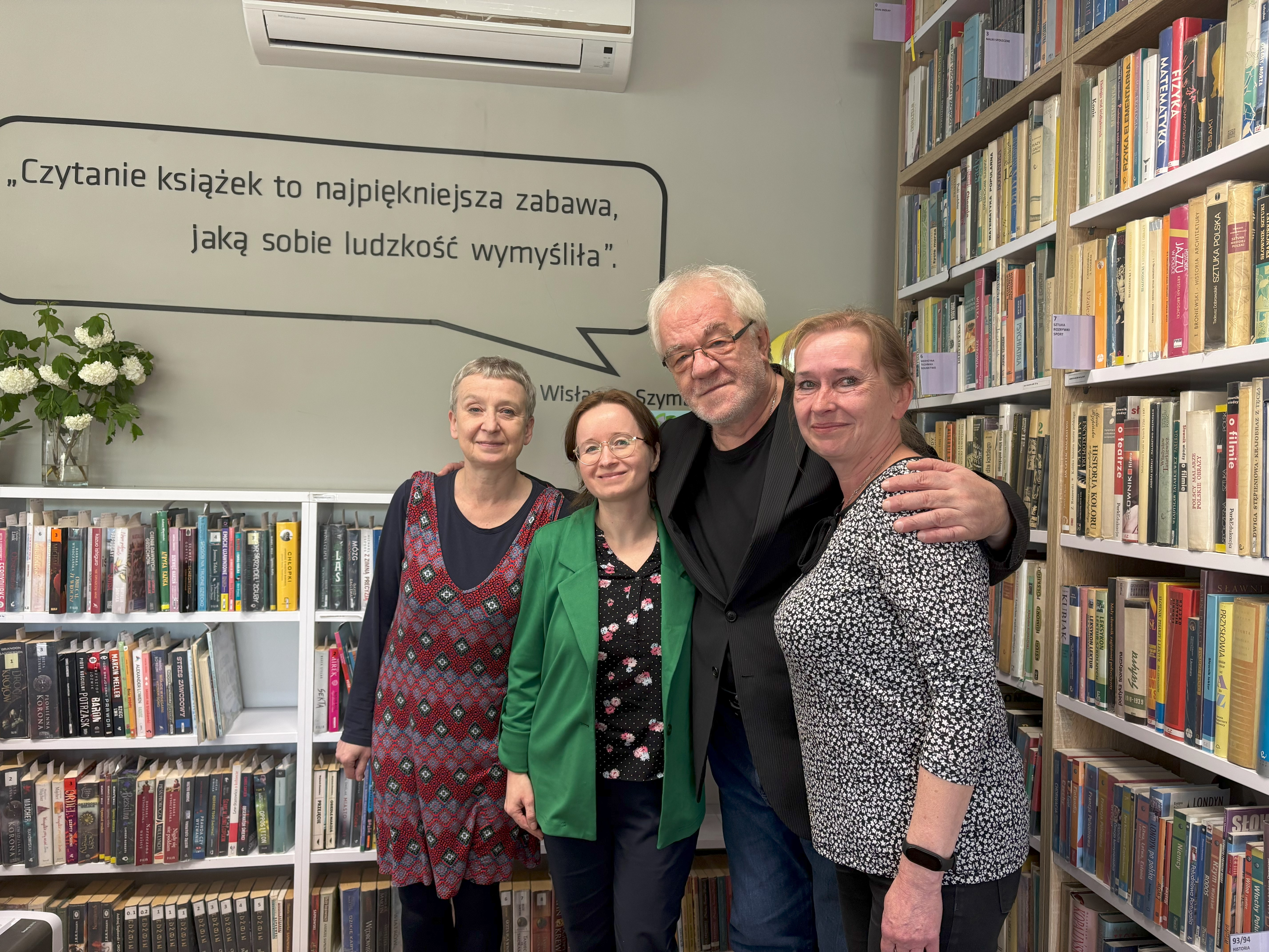 Znani za ladą. Zobacz, kto doradzał czytelnikom w krakowskich bibliotekach (ZDJĘCIA)