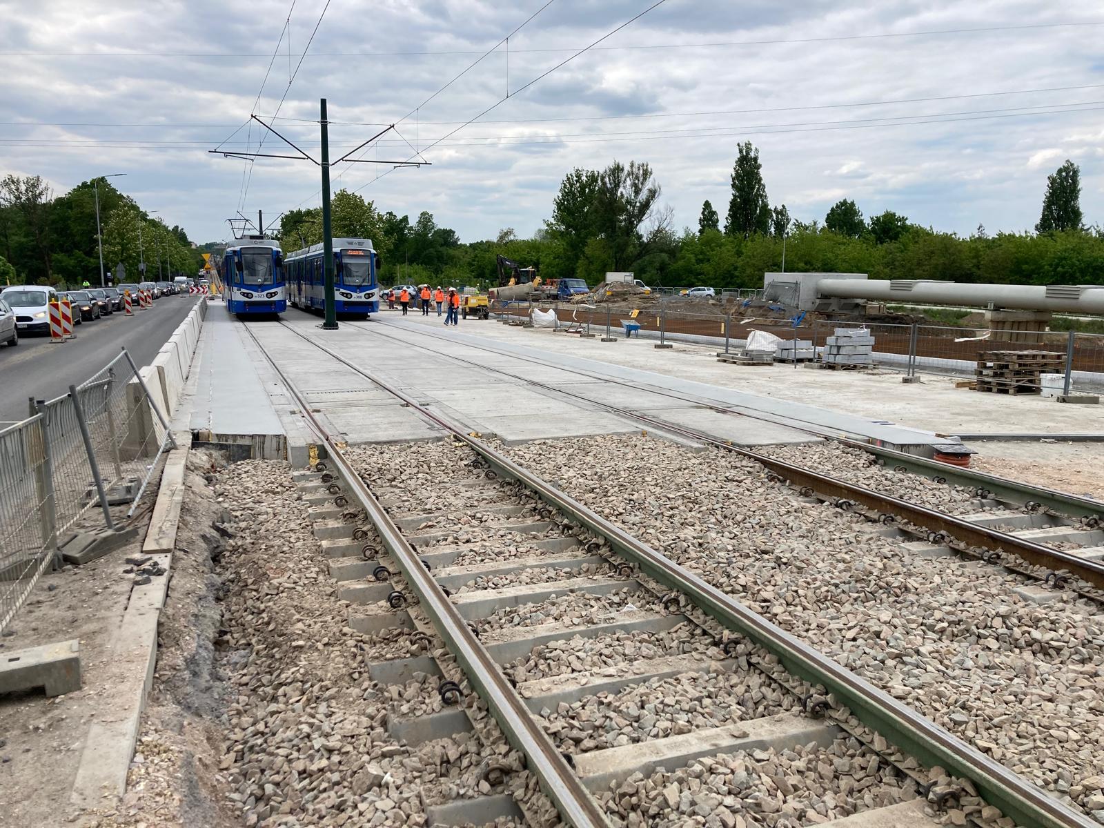 Wiadukt na al. Solidarności przeszedł próbę obciążeniową. W sobotę wracają tramwaje (ZDJĘCIA)