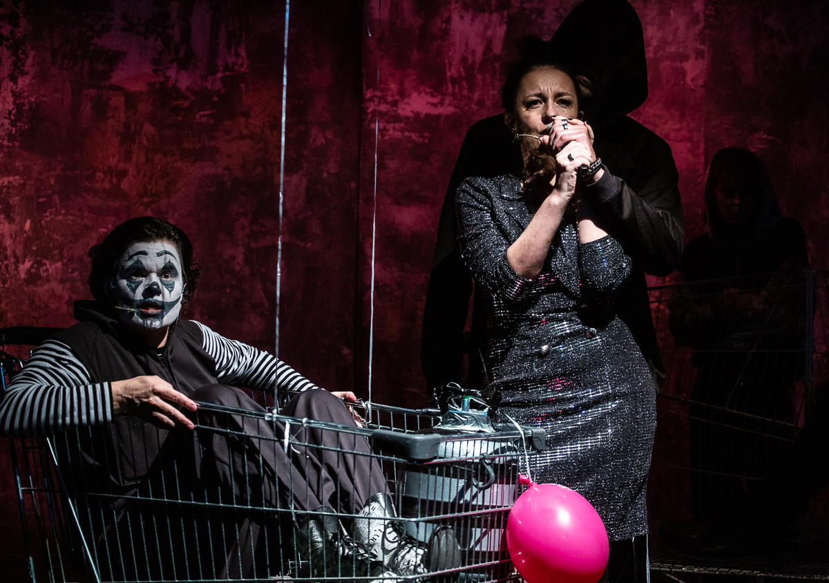 „Inni ludzie” w Teatrze Barakah. Opowieść o języku, który oddziela zamiast łączyć