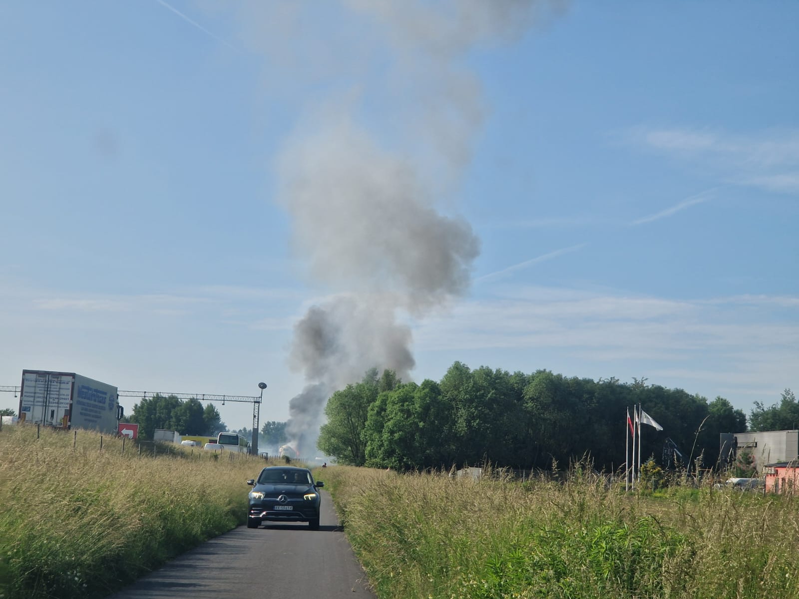 Pożar cysterny na obwodnicy Krakowa. Nad autostradą unosi się gęsty dym (ZDJĘCIA)