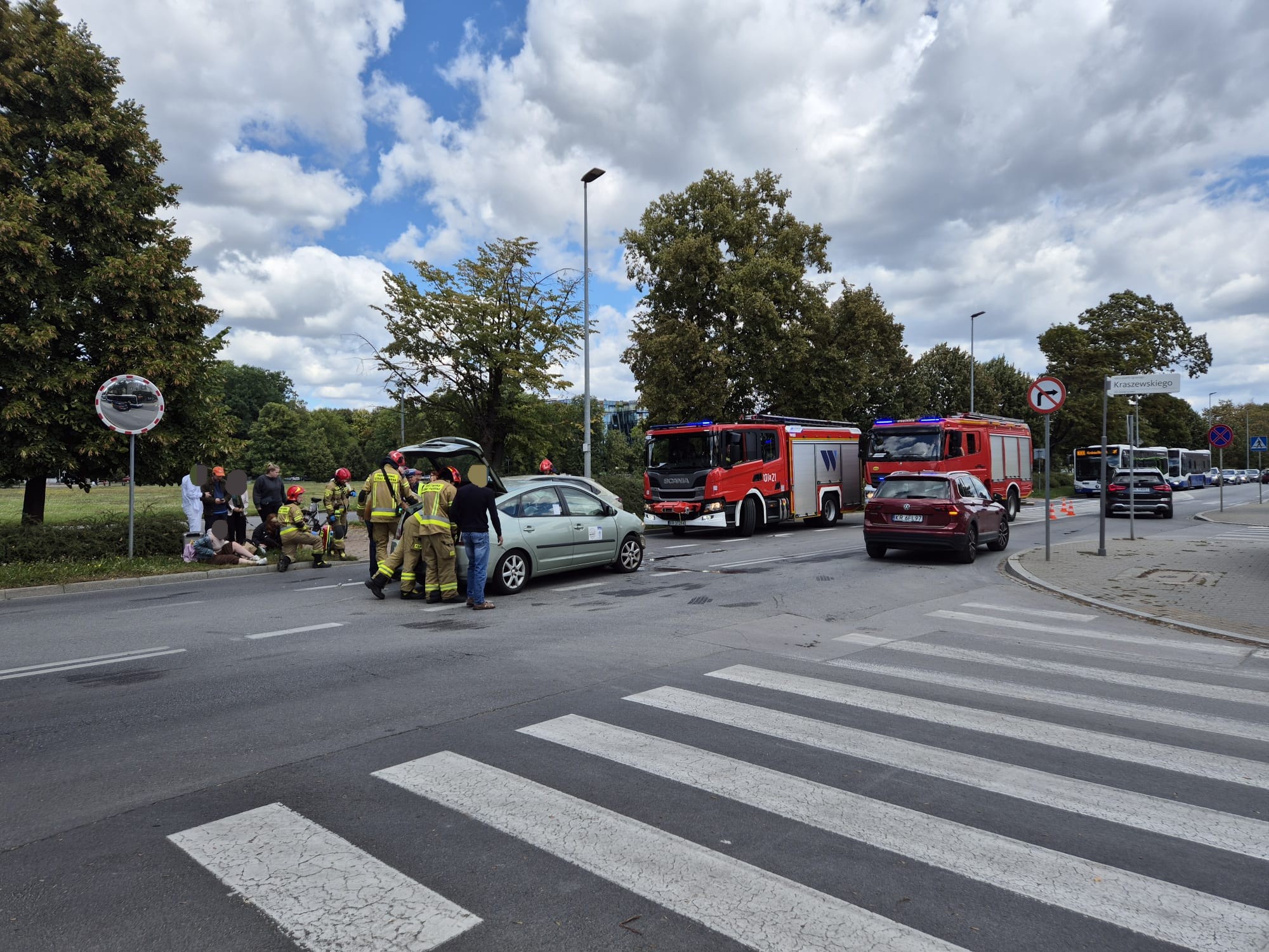 Kolizja na al. Focha. Kierowca przejazdów na aplikację jechał pod prąd? (ZDJĘCIA)