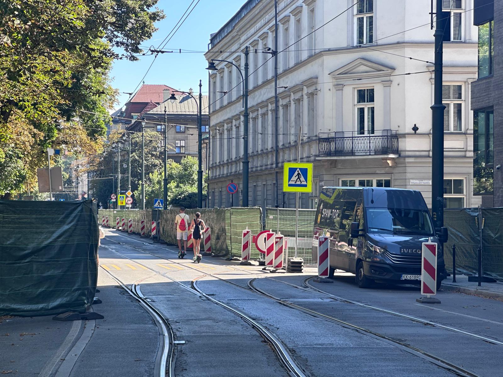 Łatwiej przejść podczas remontu Piłsudskiego. Zniknęły stojaki na rowery i hulajnogi (ZDJĘCIA)