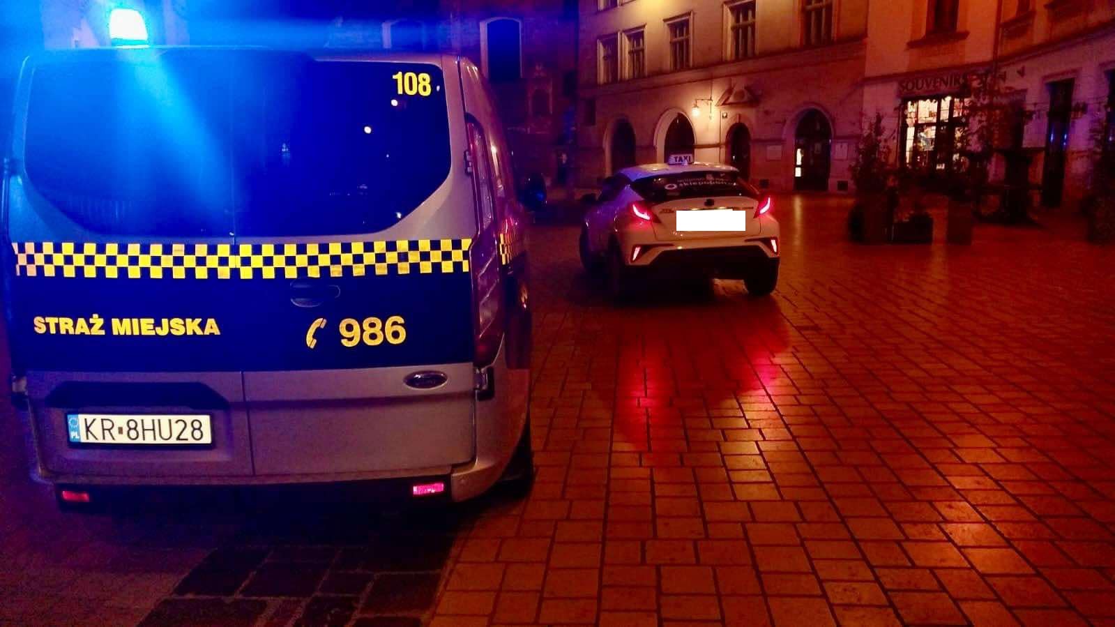 Pościg na Rynku Głównym. Taksówkarz nie zatrzymał się do kontroli