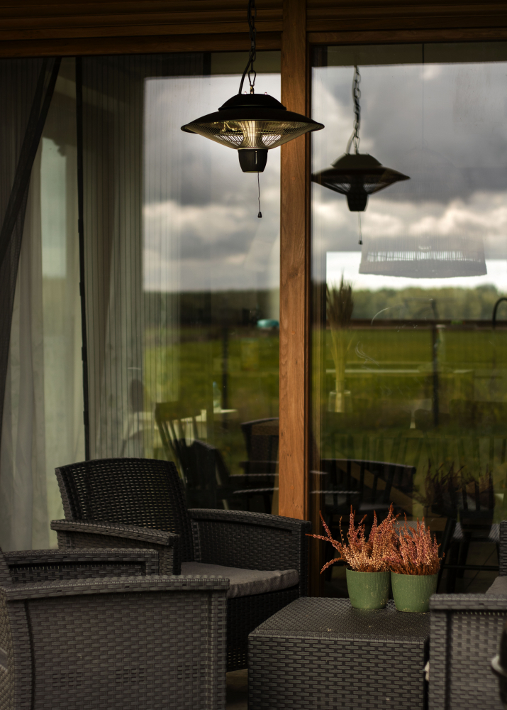 Jak przygotować taras na jesień? Meble, zadaszenie i ogrzewanie, które pozwolą cieszyć się przestrzenią przez cały rok