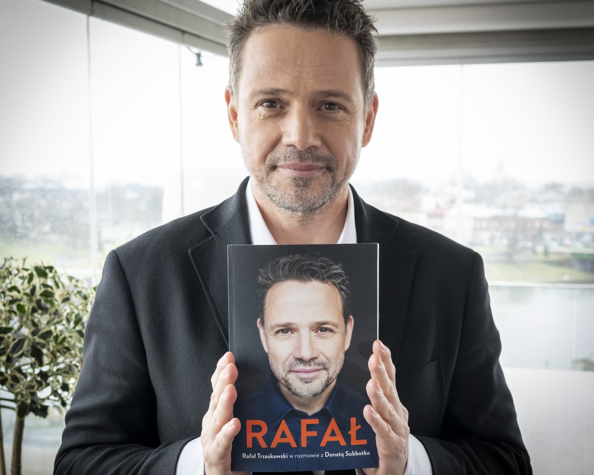 Rafał Trzaskowski dzisiaj na Targach Książki. Prezydent Warszawy będzie podpisywał swoją biografię