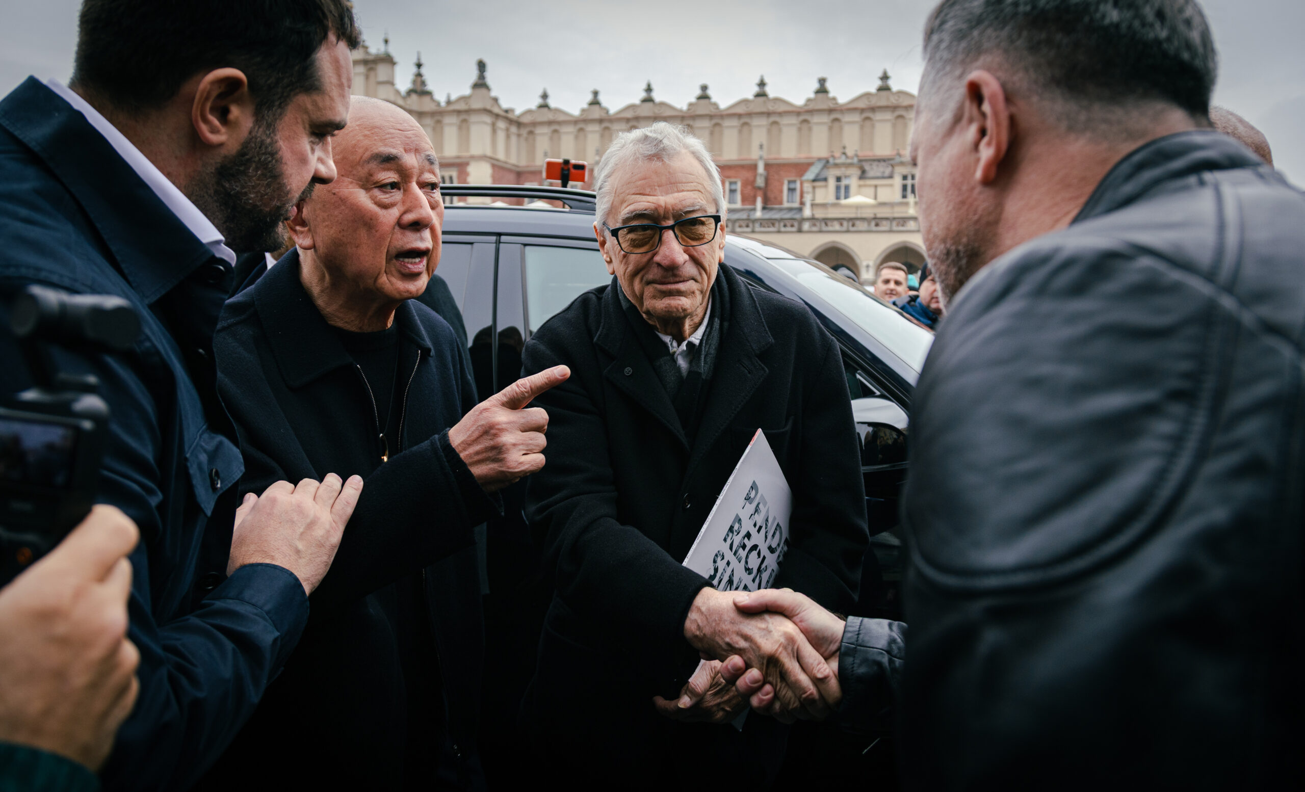 Robert De Niro w Krakowie. W tle budowa luksusowego hotelu Nobu i spór o drzewa przy Błoniach