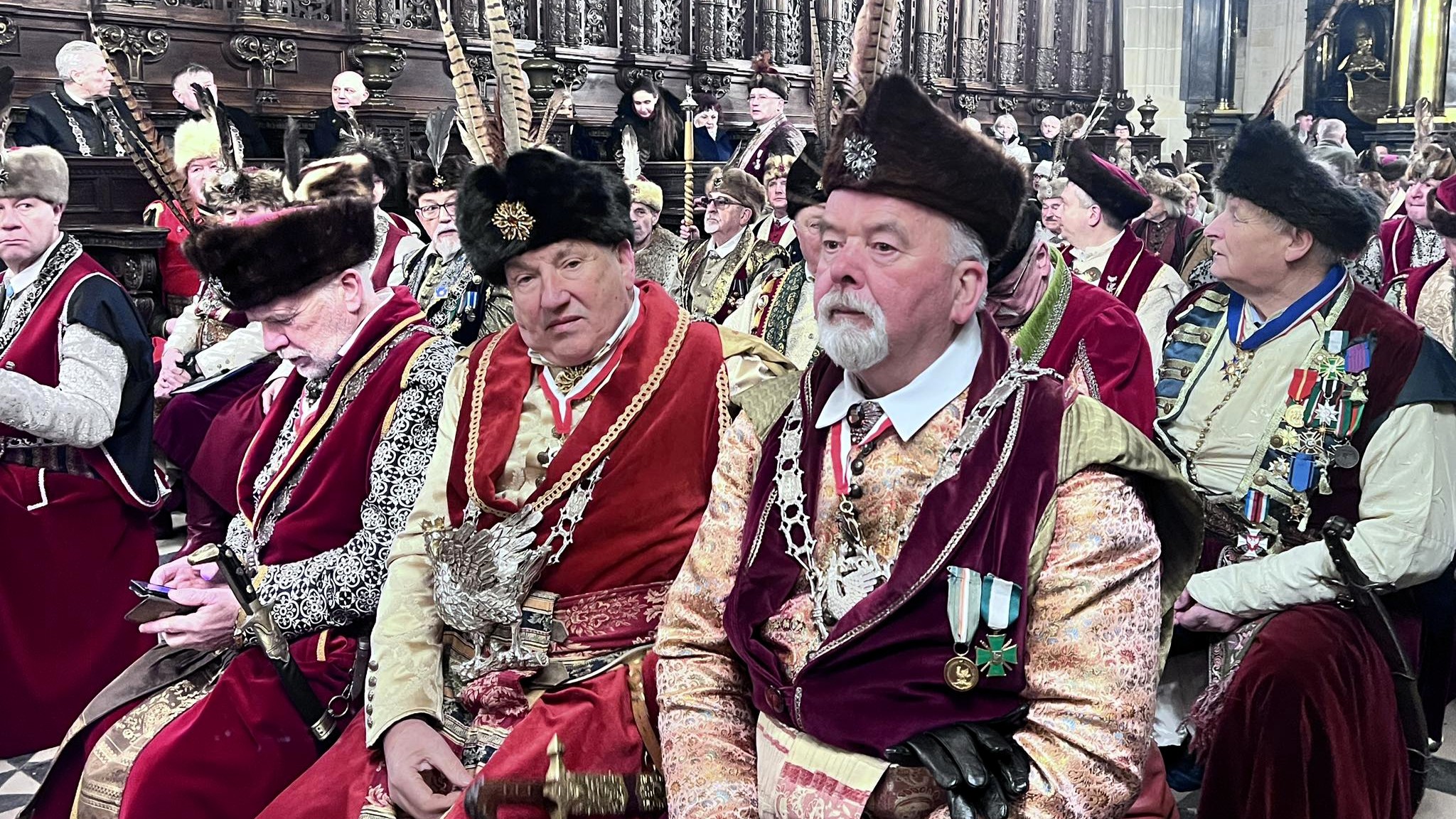 Pasowanie nowych braci kurkowych na Wawelu. Kardynał Ryś o męstwie, które jest miłością [ZDJĘCIA]