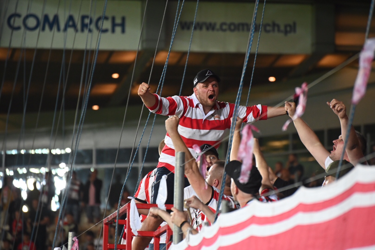 Podpisy pod referendum przy stadionie Cracovii. Organizatorzy mówią o ok. 2 tys. deklaracji od kibiców „Pasów”