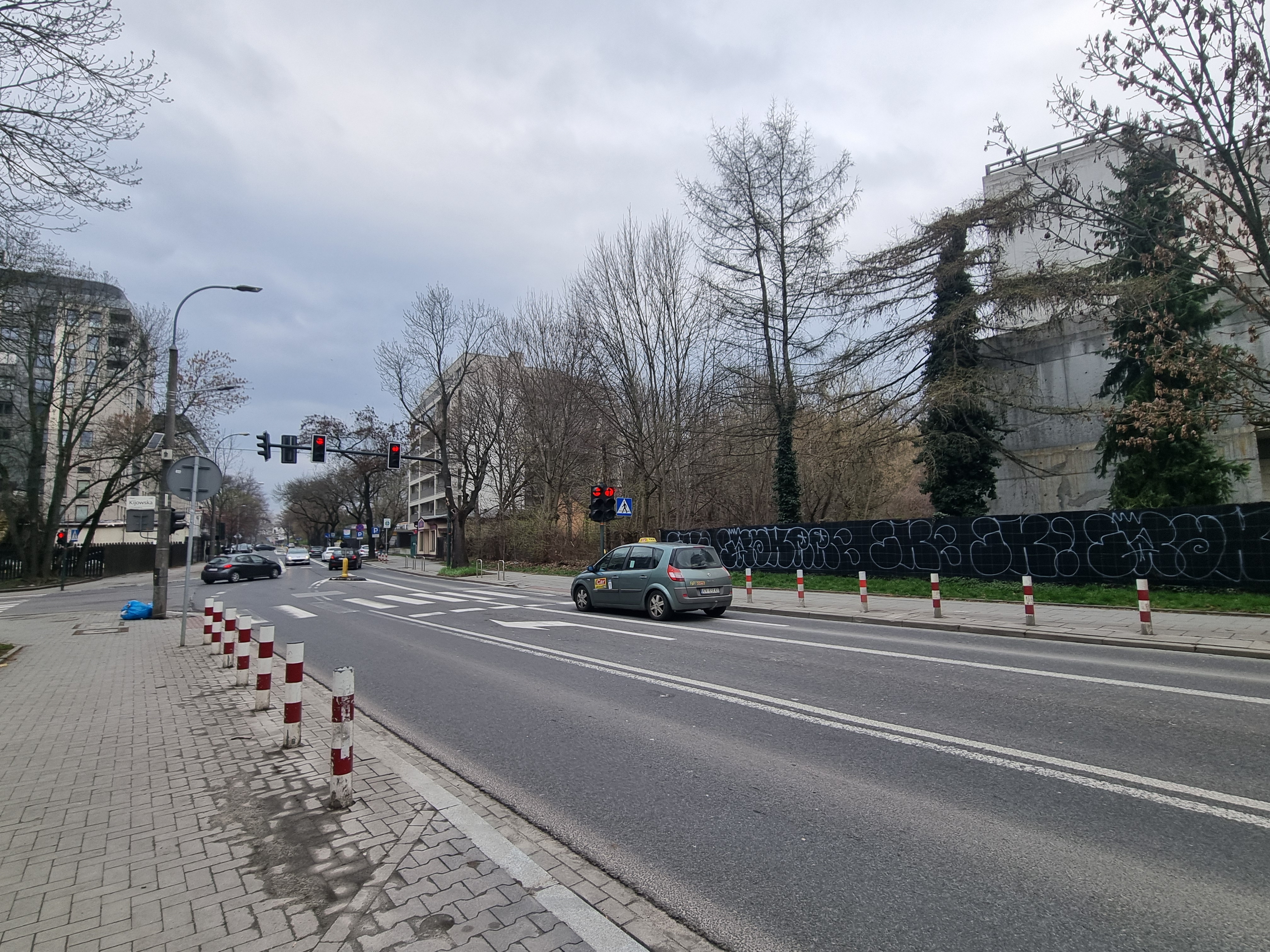 Mieszkańcy bloku przy Wrocławskiej przerażeni. Czy ulicę czeka komunikacyjny armagedon? [ZDJĘCIA]