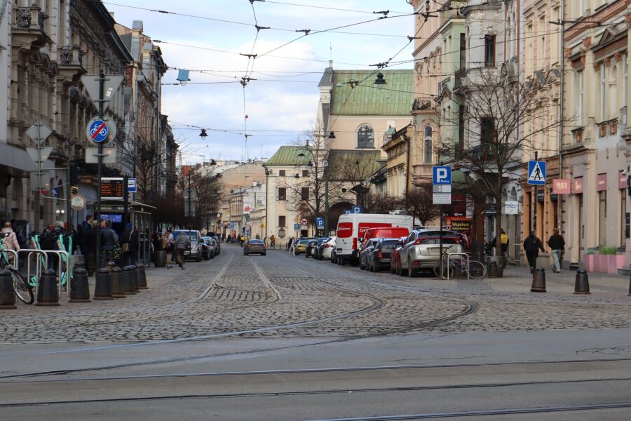 Pierwsze zmiany w organizacji ruchu w rejonie teatru Bagatela