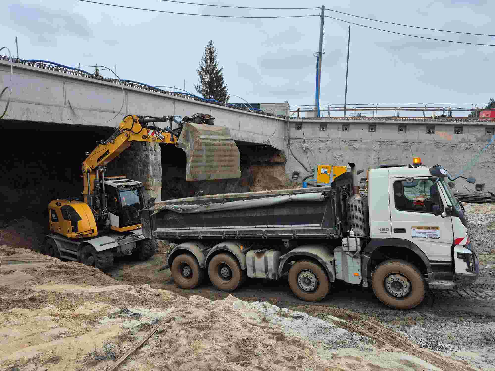 Drogowcy wybierają ziemię w tunelu w Zabierzowie [zdjęcia]. Przekopią się na wylot za dwa miesiące