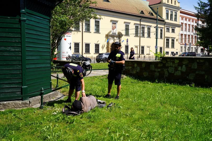 Strażnicy miejscy uratowali życie człowiekowi. Liczyła się każda sekunda