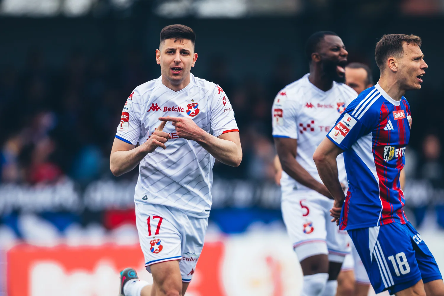 Znów ze swoimi kibicami… Oto kulisy meczu Wisły Kraków [WIDEO]