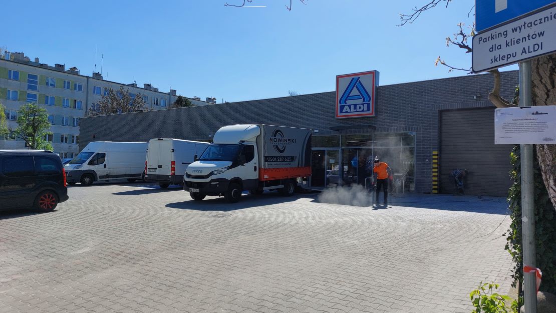 Mieszkańcy osiedla Podwawelskiego odzyskali sklep. Po 4 miesiącach remontu i pod nowym szyldem