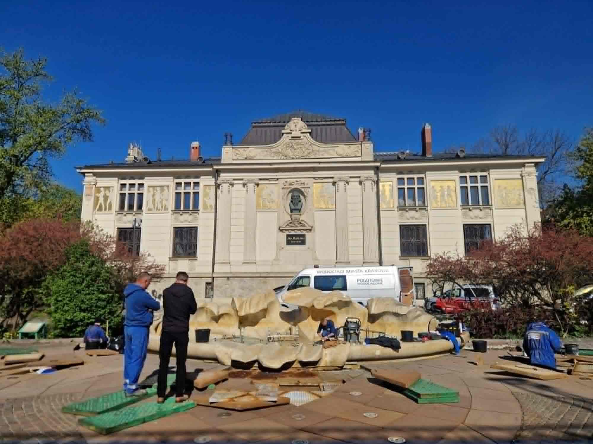 Fontanny w Krakowie wracają do życia. Ruszyły przygotowania do ich uruchomienia