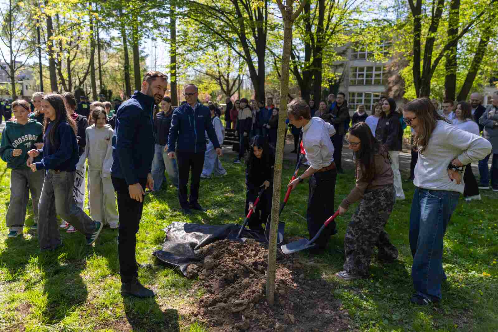 35 drzew na 35-lecie Straży Miejskiej. Prezydent Aleksander Miszalski sadził drzewa z uczniami [zdjęcia]