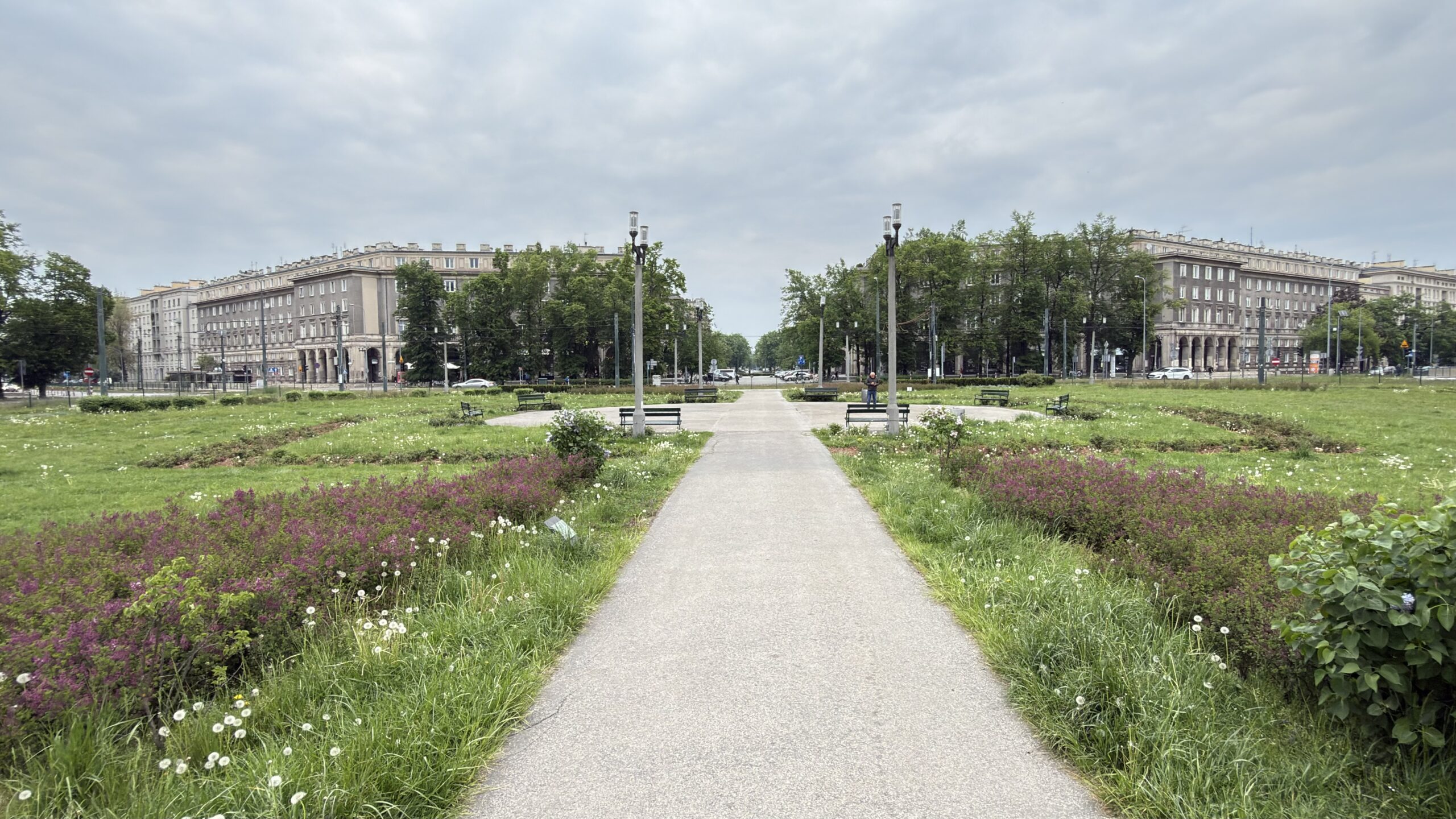 Zamiast Rynku Głównego, Plac Centralny? Gdzie leży sekret niezwykłej tożsamości Nowej Huty?