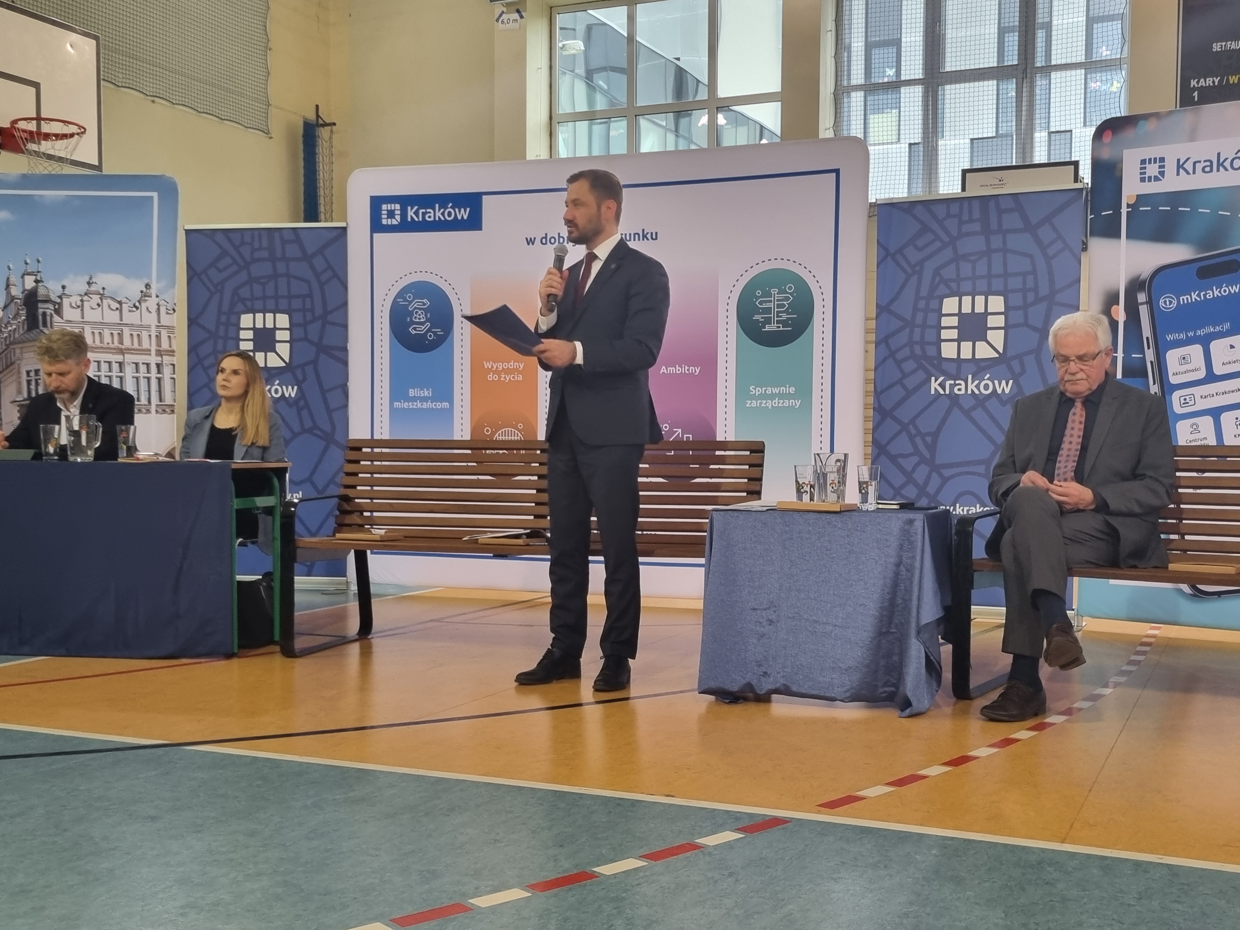 Ławka Dialogu w Bronowicach. Prezydent Miszalski dla KRKNews: „To jest moje miejsce docelowe”