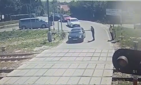 Blisko tragedii na krakowskich torach kolejowych. Policjant uratował kobietę
