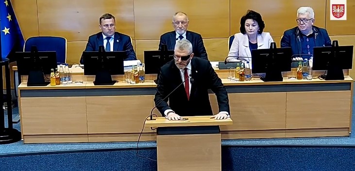 Grzegorz Braun na sesji sejmiku o unijnej fladze: nie powinna szpecić tego pięknego krajobrazu