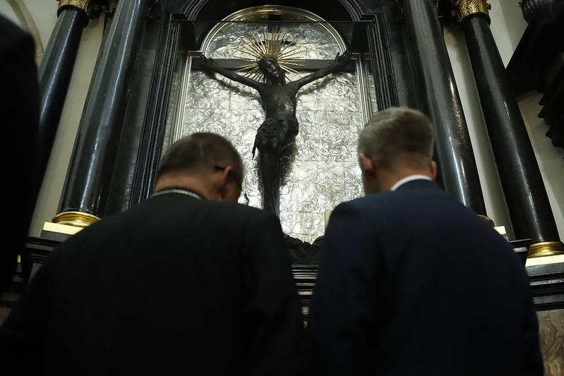 Kardynał Grzegorz Ryś oprowadzał premiera Węgier Pétera Magyara po Katedrze Wawelskiej [zdjęcia]