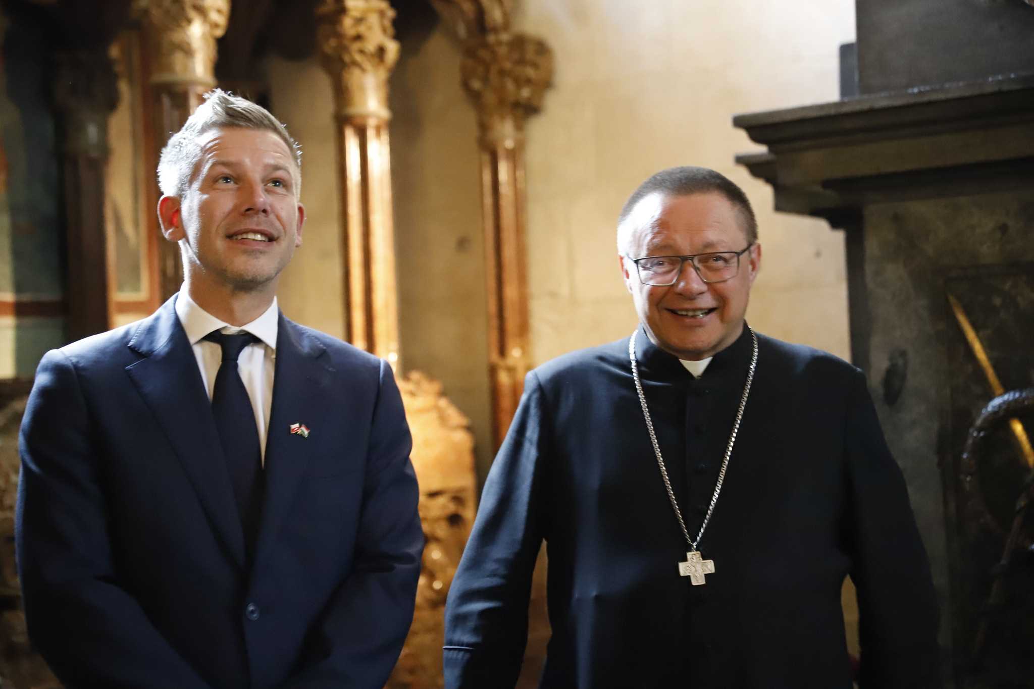 Kardynał Grzegorz Ryś oprowadzał premiera Węgier Pétera Magyara po Katedrze Wawelskiej [zdjęcia]