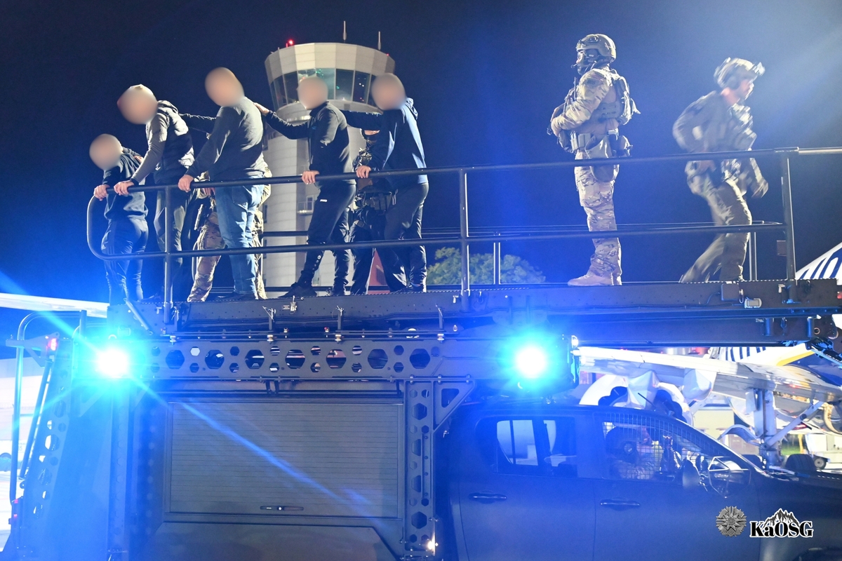 Terrorysta na pokładzie… Tak wyglądały ćwiczenia na lotnisku w Balicach [ZDJĘCIA]
