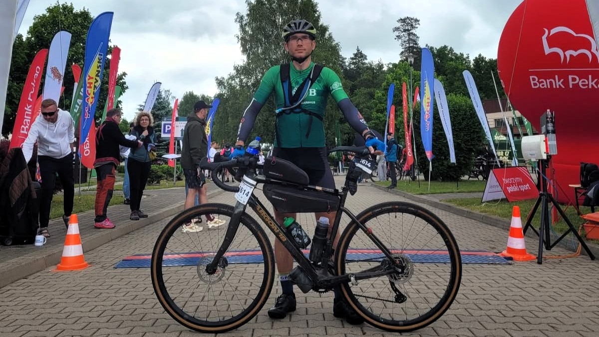 Janusz Mucha na podium ultramaratonu „Ultra Duch Puszczy”. Pracownik krakowskich wodociągów wśród najlepszych kolarzy