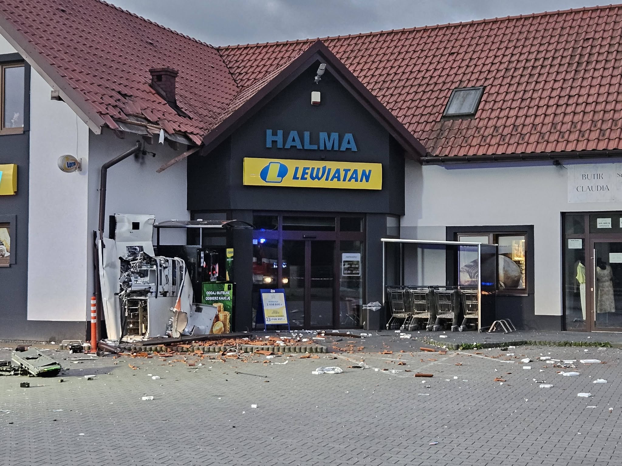 Eksplozja pod Krakowem. Próbowali wysadzić bankomat? [ZDJĘCIA]