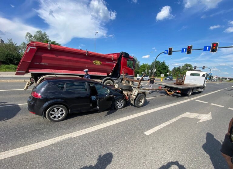 Wypadek na ul. Śliwiaka. Było krok od tragedii [ZDJĘCIA]