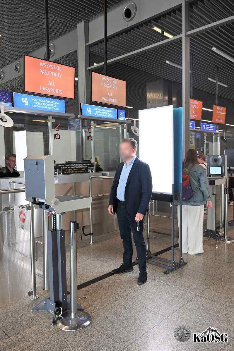 Nowe stanowiska odprawy granicznej i kamery na lotnisku w Balicach