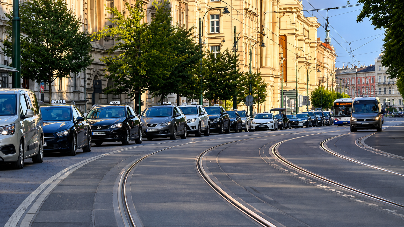 Mieszkańców ogranicza się coraz bardziej. Taksówki i auta z aplikacji wjeżdżają do centrum bez większych przeszkód. Może czas tego zakazać.