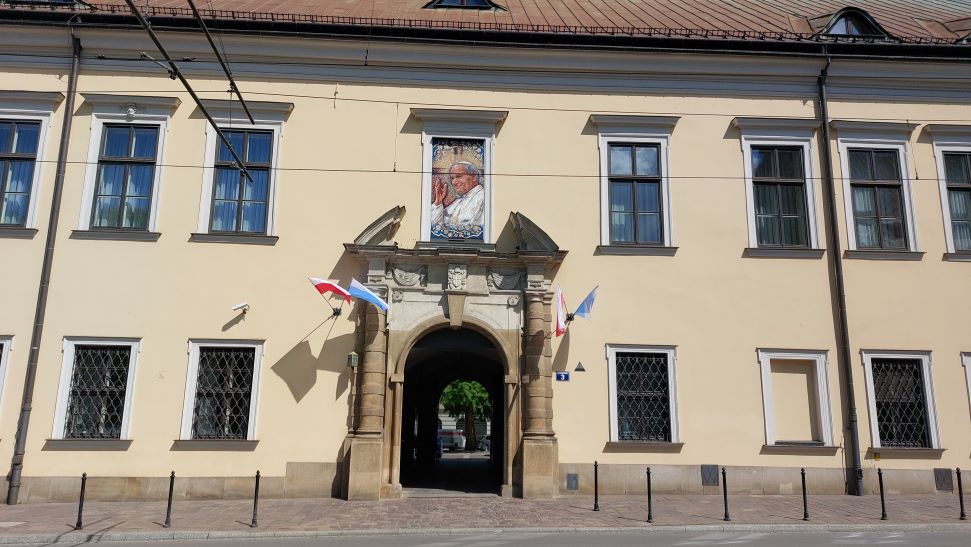 Żąda od krakowskiej kurii 20 mln złotych odszkodowania za to, iż był gwałcony przez księdza – 400 razy