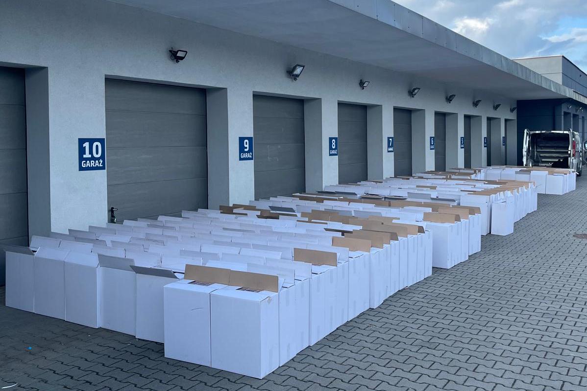 3,5 miliona papierosów bez polskich znaków akcyzy w trzech busach pod Krakowem